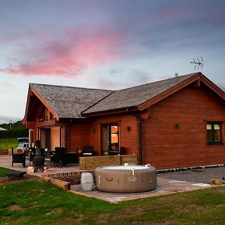 Cuddfan Lodge On A Gorgeous Private Lake Νιούπορτ Εξωτερικό φωτογραφία