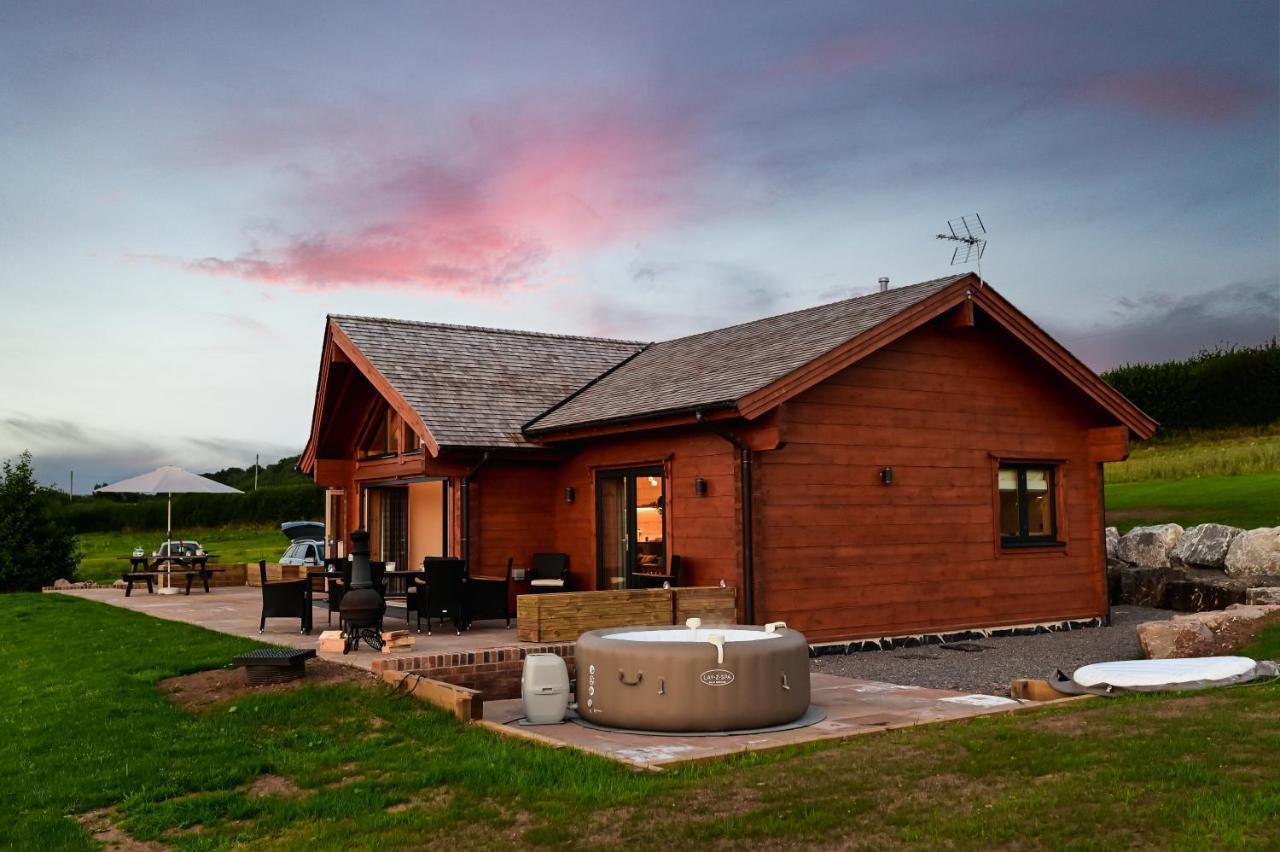 Cuddfan Lodge On A Gorgeous Private Lake Νιούπορτ Εξωτερικό φωτογραφία