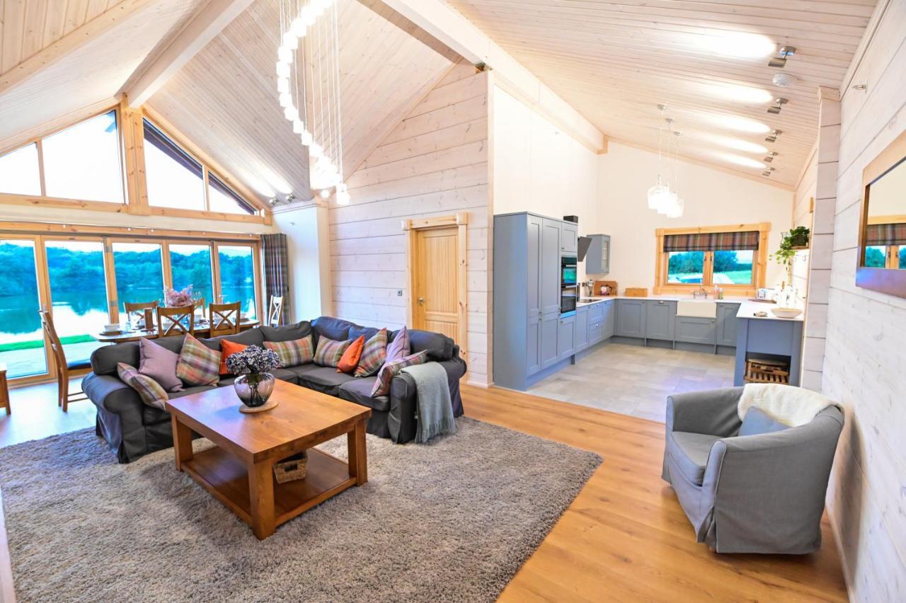 Cuddfan Lodge On A Gorgeous Private Lake Νιούπορτ Εξωτερικό φωτογραφία