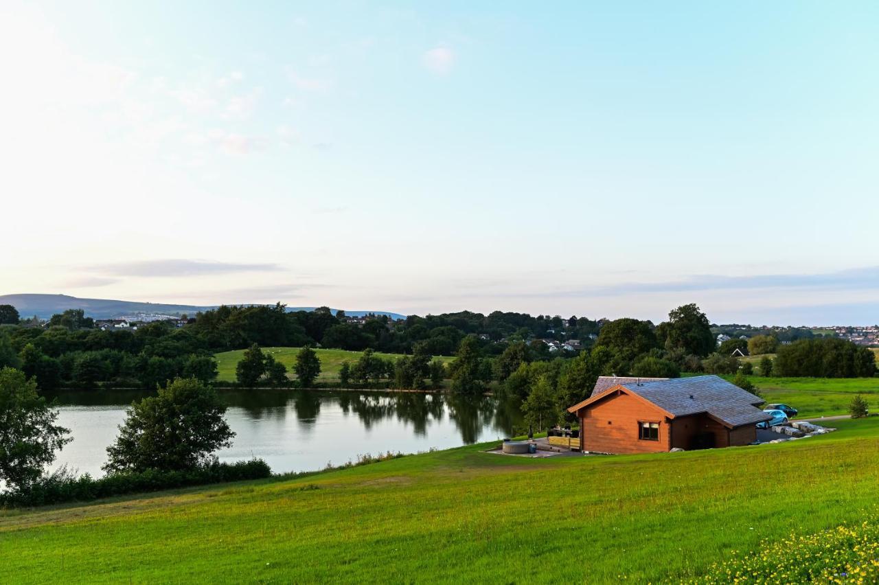 Cuddfan Lodge On A Gorgeous Private Lake Νιούπορτ Εξωτερικό φωτογραφία